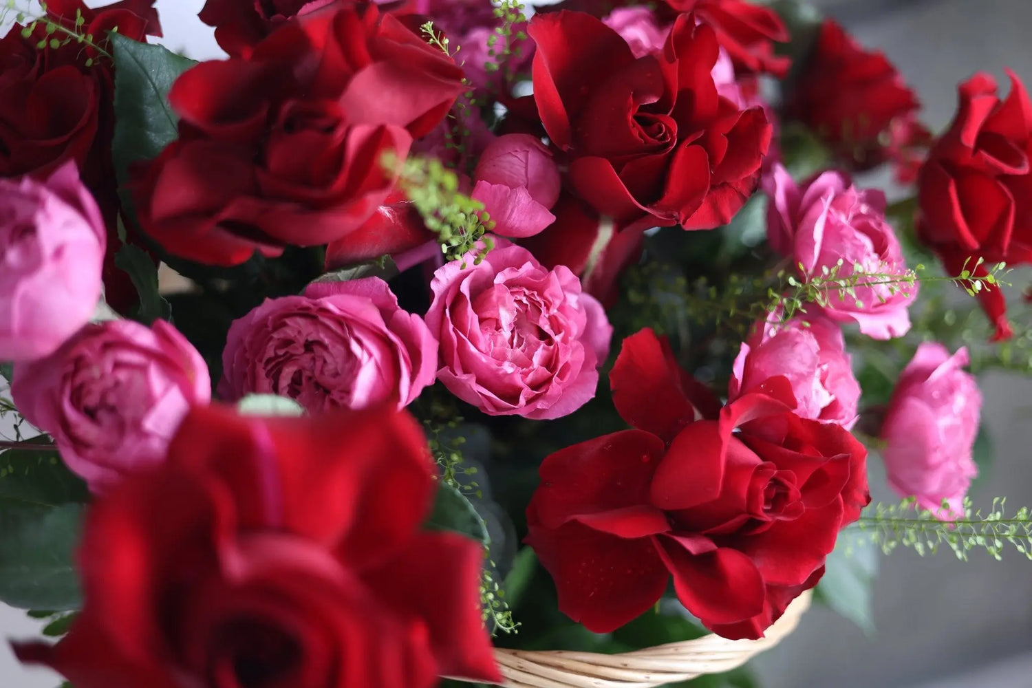 ❤️ Rosy Bombshell – Red Roses & Bombastic Spray Roses in Elegant Basket (Delivery in UAE) - OnlineGifts