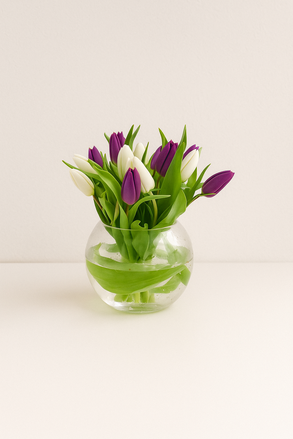 Tulip Harmony Bowl – 15 Purple & White Tulips in Glass Vase (UAE Delivery)